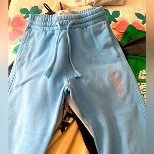 Extra small hollister sweatpants, cropped bottoms, great condition!